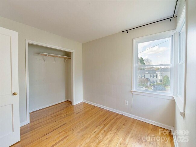 Building Photo - 220 Wakefield Dr