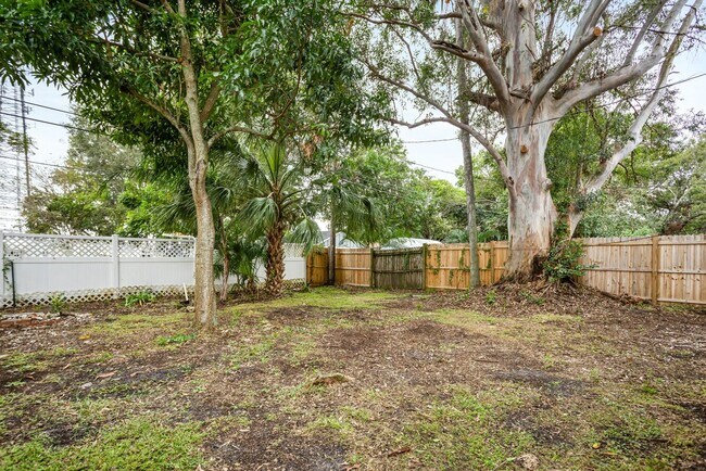 Building Photo - 2 bedroom 1 bath with porch