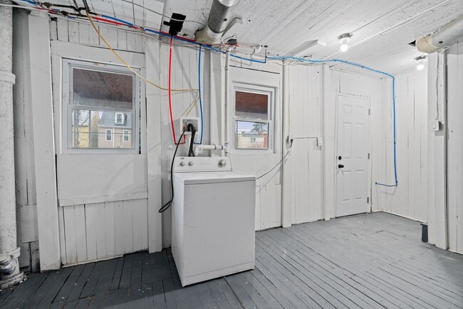 Building Photo - 2 bed 1 bath - all updated, central air, laundry, great location