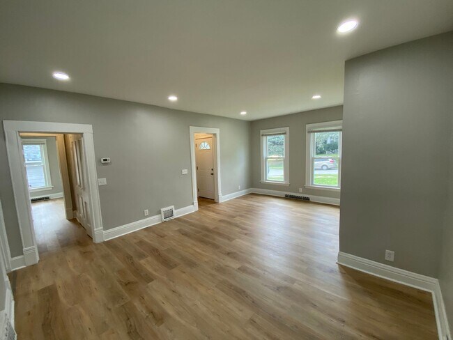 Building Photo - Fully Remodeled House!