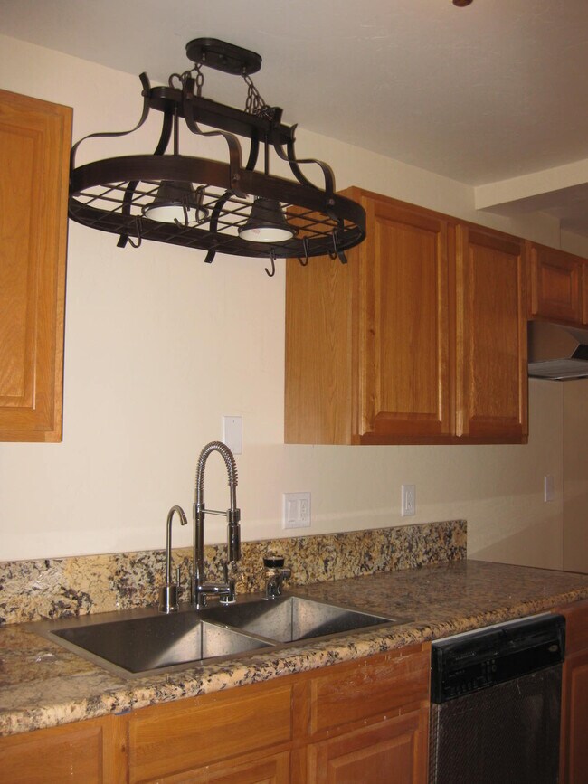 Building Photo - 2805 Fallbrook Ln