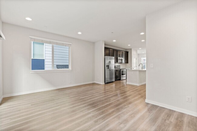 Building Photo - Newer 4 bed, 3.5 bath Townhome In Lynnwood $3400/mo.