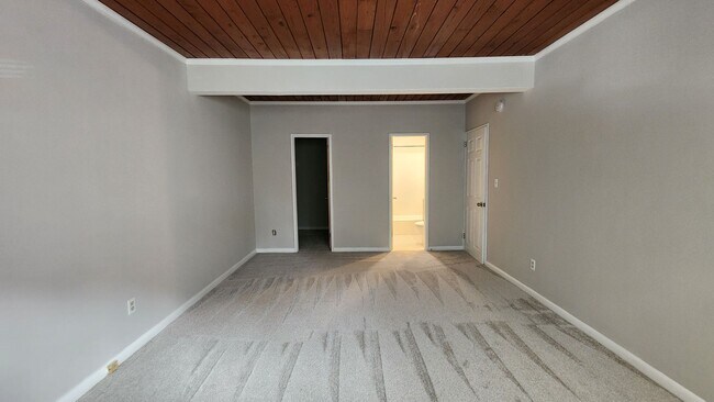 Building Photo - Completely Remodeled 2/2 Condo