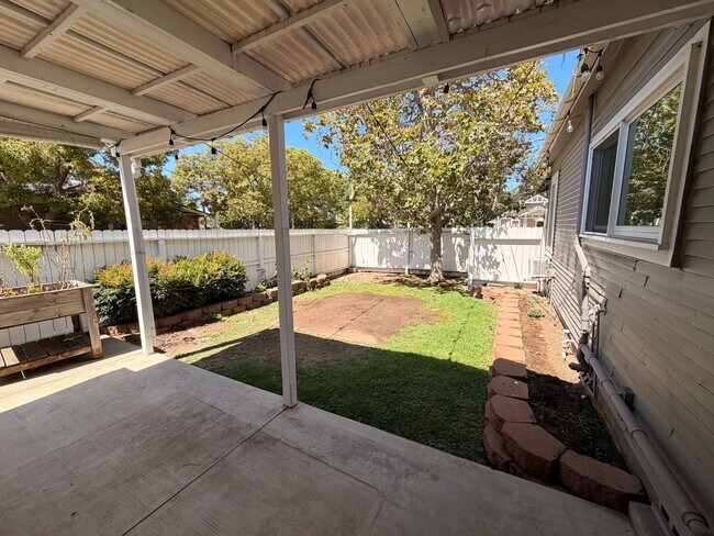 Building Photo - Old Towne Orange Living at Its Finest!