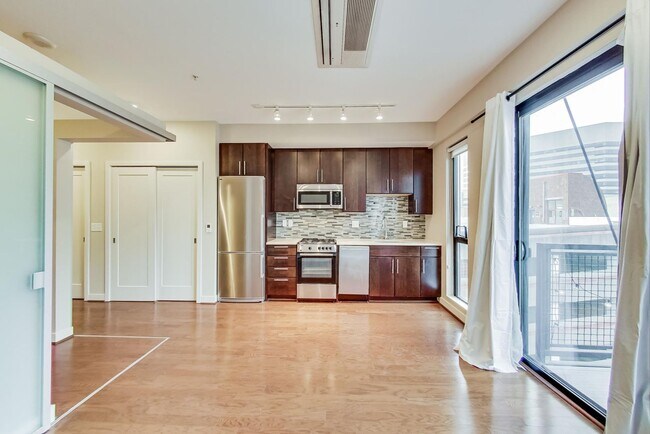 Building Photo - 1 Bed + 1 FB / Luxury Living in the heart ...