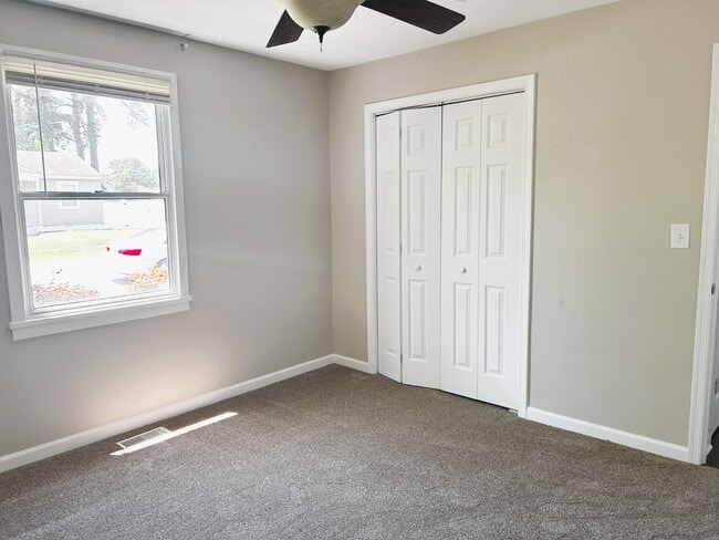 Building Photo - 133 Green Meadow Dr