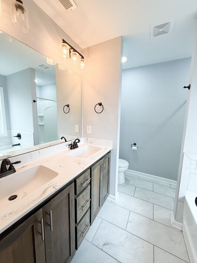 Building Photo - 3 Bedroom 3 Bathrooms located on a Cul De ...