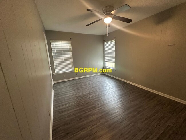 Building Photo - 3 BD, 1 1/2 BA, Home in Jacksonville