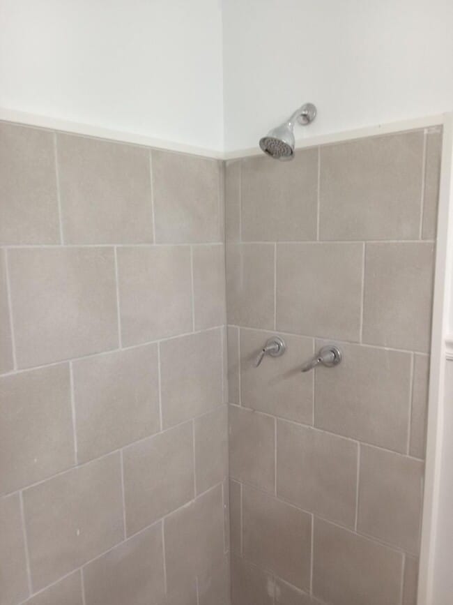 Building Photo - Large lovely 3BR, 1.5 bathroom home