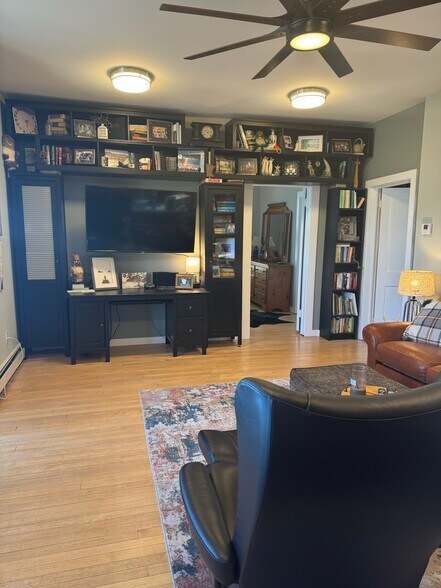 Building Photo - 204 Cherry St W