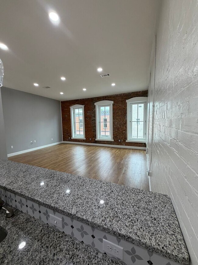 Building Photo - 616 Main St