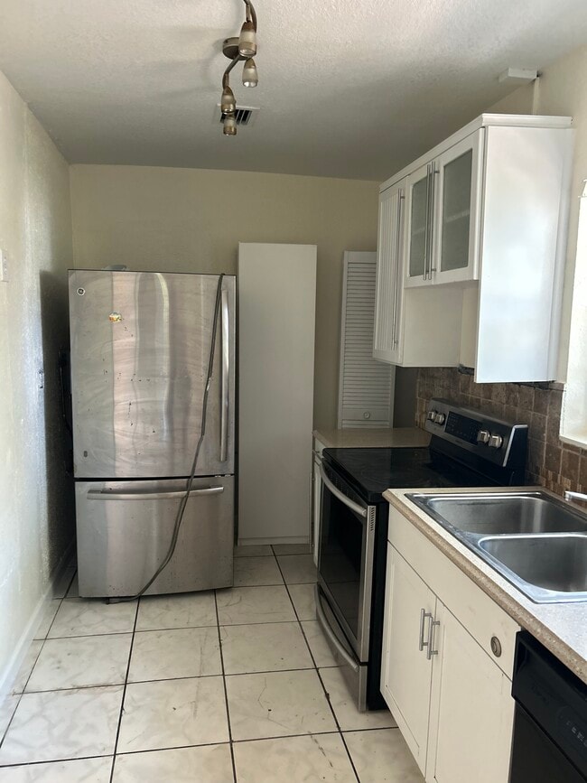 Building Photo - 327 NW 59th Terrace