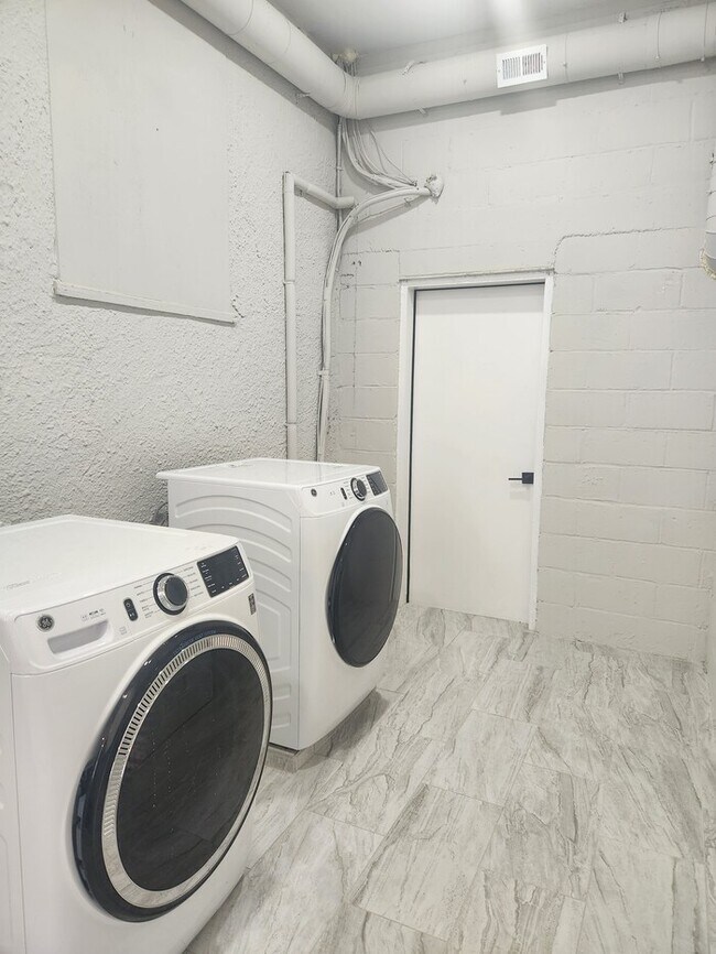 Building Photo - Newly updated 3/1.5 San Marco