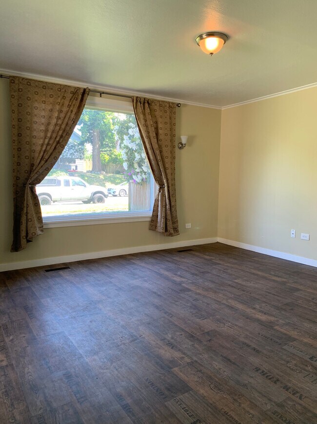 Building Photo - Very Cute 2 bedroom, 3/4 bath updated home...