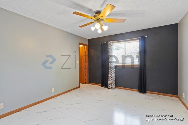 Building Photo - 724 W Belmont Ave