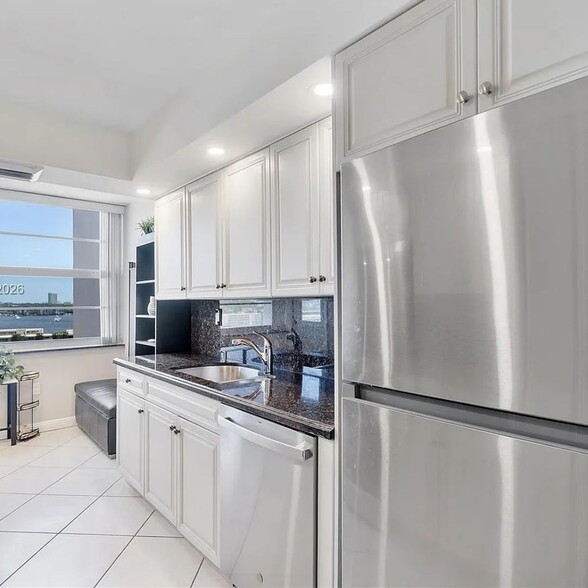 Building Photo - 18031 Biscayne Blvd