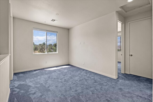 Building Photo - 56923 Ivanhoe Dr