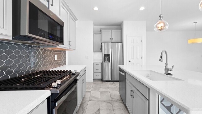 Building Photo - Gorgeous home in gated 55+ community of Canta Mia!