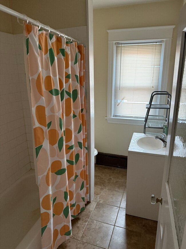 Building Photo - 605 E 19th St