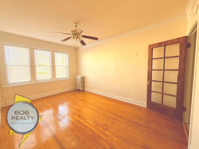 Building Photo - Spacious updated 6 Corners Apartments!