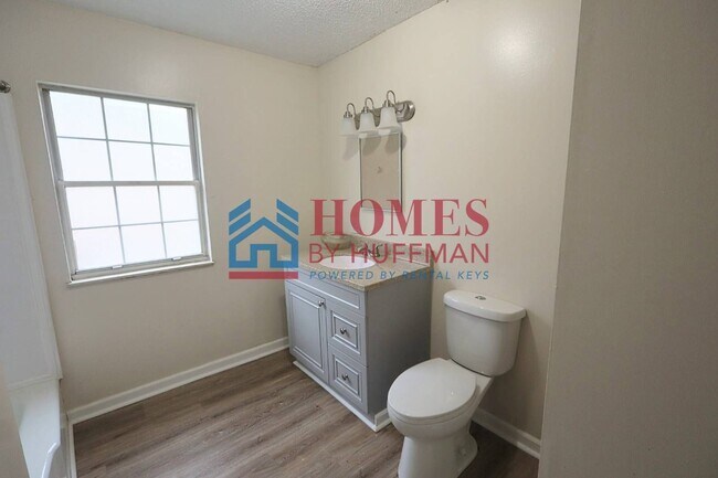 Building Photo - Two Bedroom House