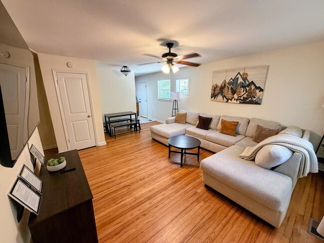 Building Photo - 200 Parthenia Dr