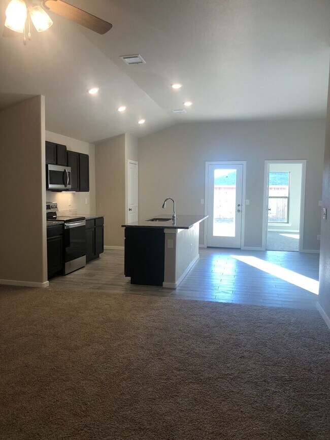 Building Photo - Located in Tradewind Square !!!! Built in ...