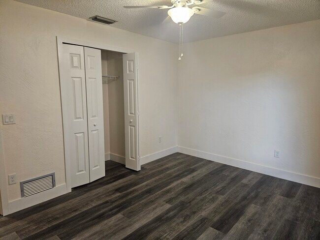 Building Photo - 1164 Viking Dr