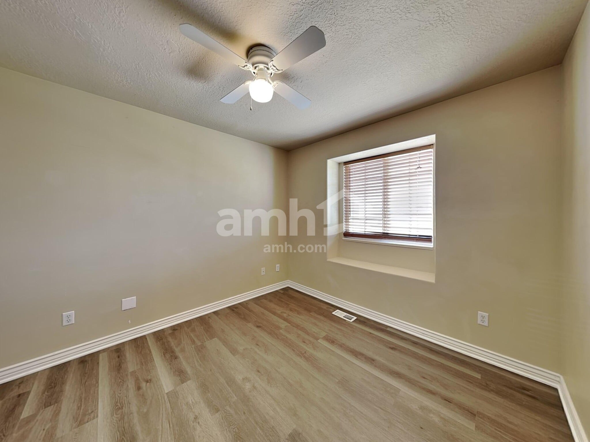 Building Photo - 340 W Oaks Dr