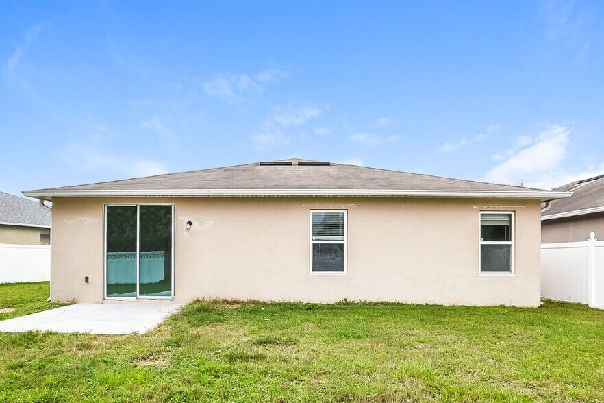 Building Photo - 121 Daigledog St