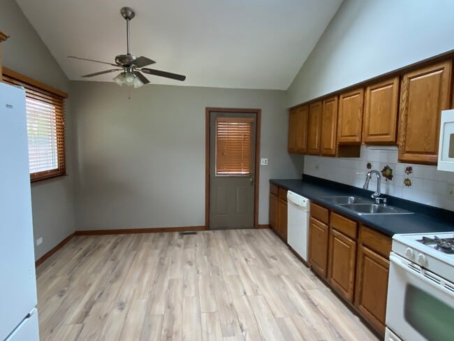 Building Photo - 2021 Kirschoff Ave