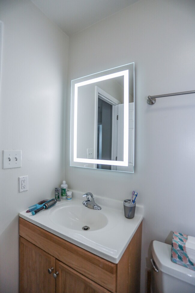 Building Photo - 542 N Carol Ln