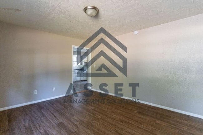 Building Photo - Cute 4 bedroom House