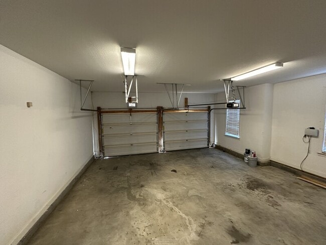 Building Photo - 5511 Ginkgo Rd