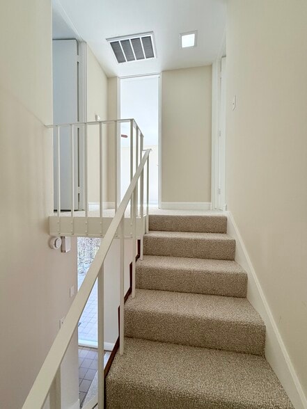 Building Photo - 4126 Del Mar Ave