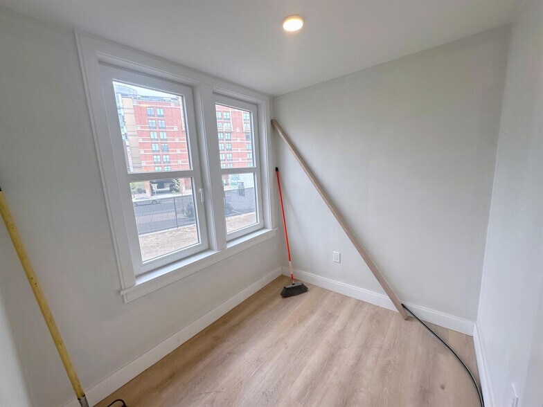 Building Photo - 33 Gore St