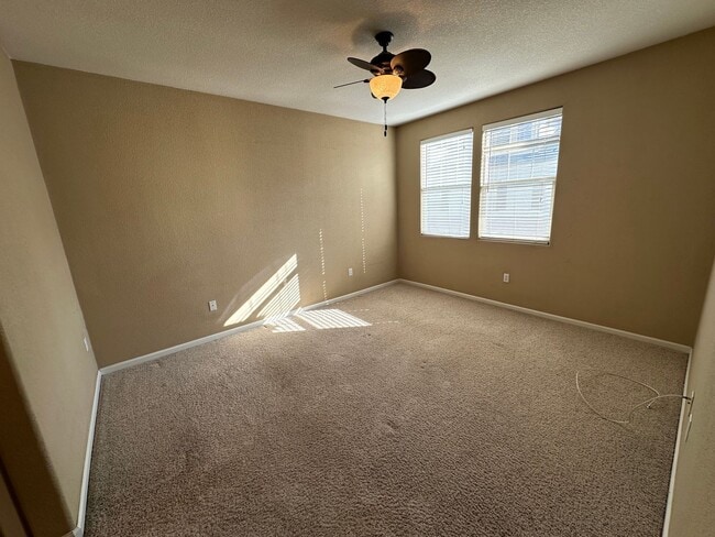 Building Photo - 2 Bed 2 Bath Townhouse W/ Attached Garage ...