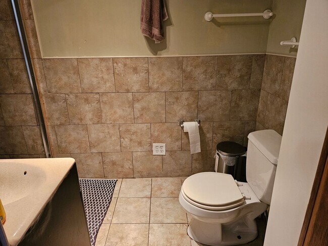 Building Photo - 4 bedroom House Close to U of M! Leasing for Fall 2026!