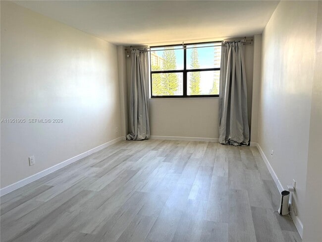 Building Photo - 290 174th St St