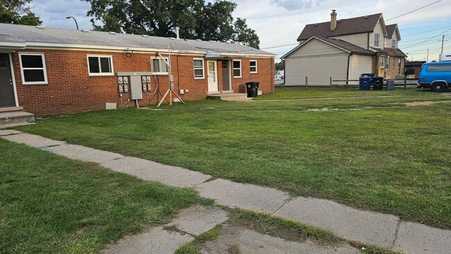 Building Photo - 5903 N Wayne Rd