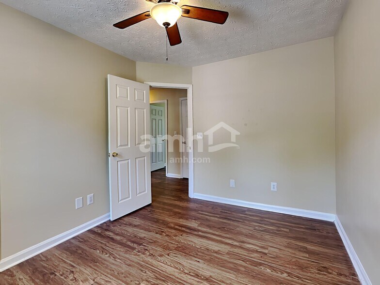Building Photo - 4855 Lake Park Ter