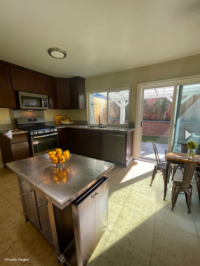 Building Photo - Cozy 2b/1.5ba Townhome in Anaheim