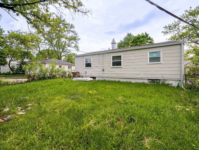 Building Photo - Charming 3BR Home Available Now in Pontiac!