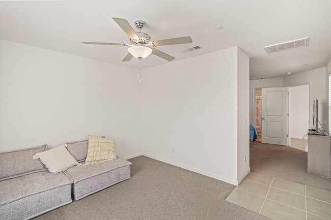 Building Photo - Multi-Generational Home!