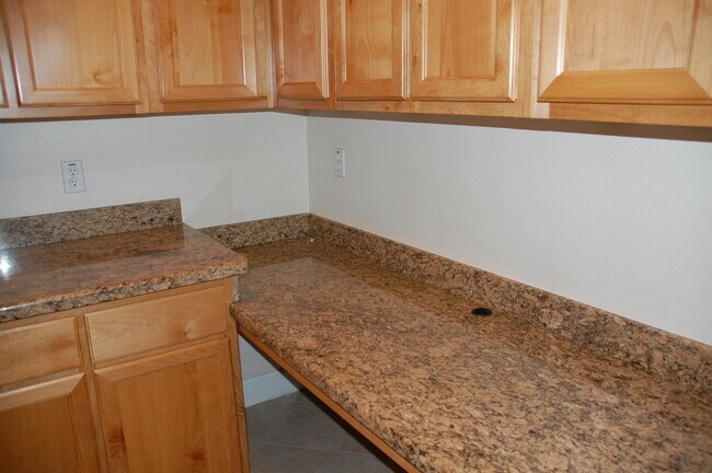 Building Photo - Great Condo in Roseville