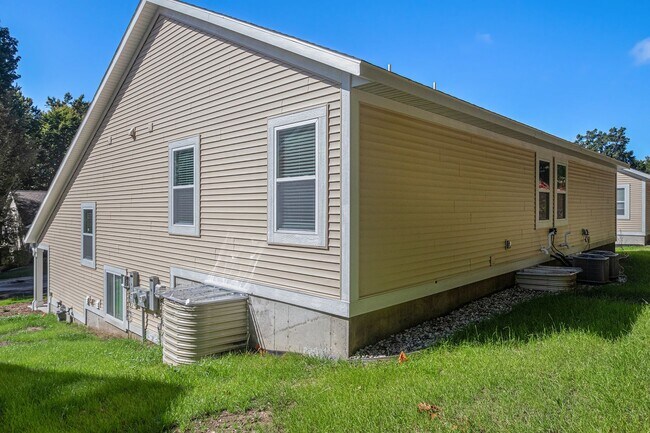 Building Photo - Like New 5 Bedroom - Close to the lake!