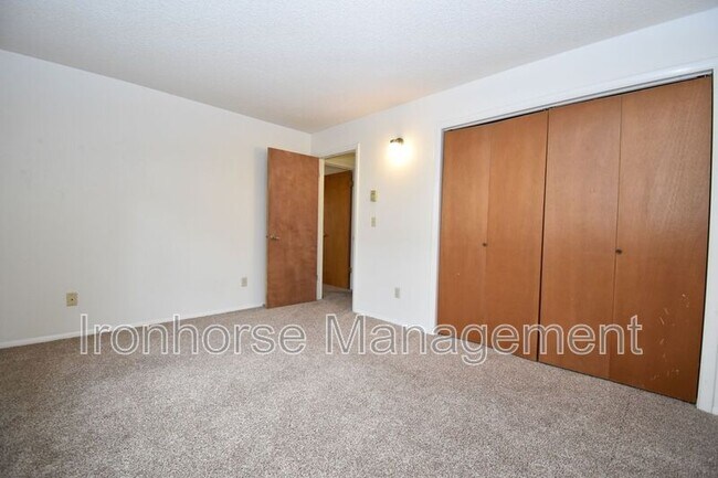 Building Photo - 811 W Villard St