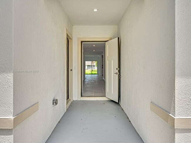 Building Photo - 2033 SW Castinet Ln