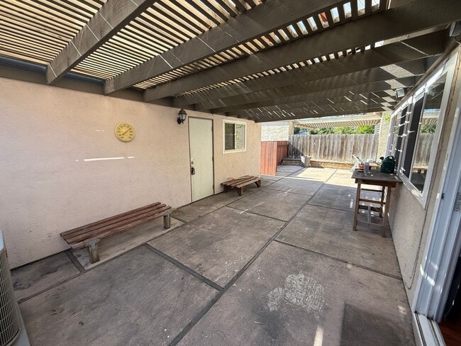 Building Photo - Gorgeous and Upgraded 4 Bed, 2.5 Bath Two-Story in Villa Portofino!