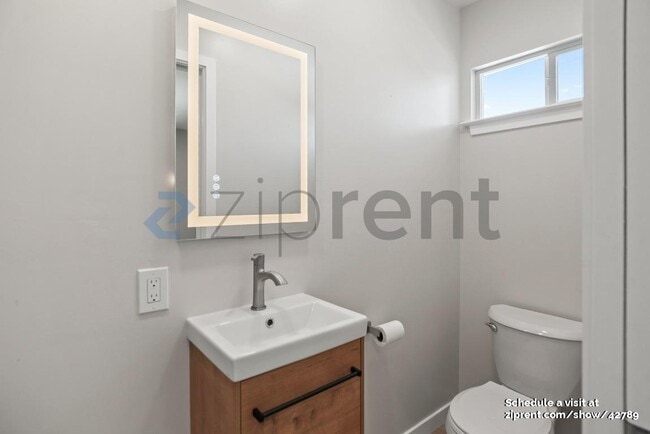Building Photo - 1723 Laine Ave